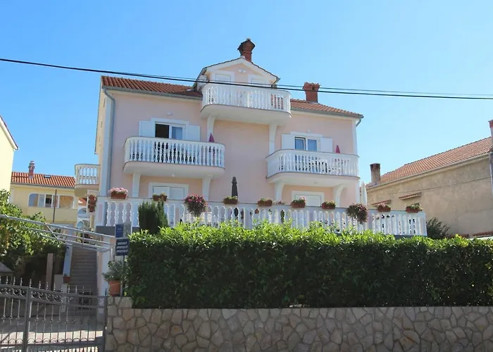 ゲストハウス Ravlic Ana 3*